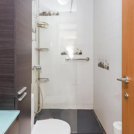 Sagitario, 2-7 Apartment
